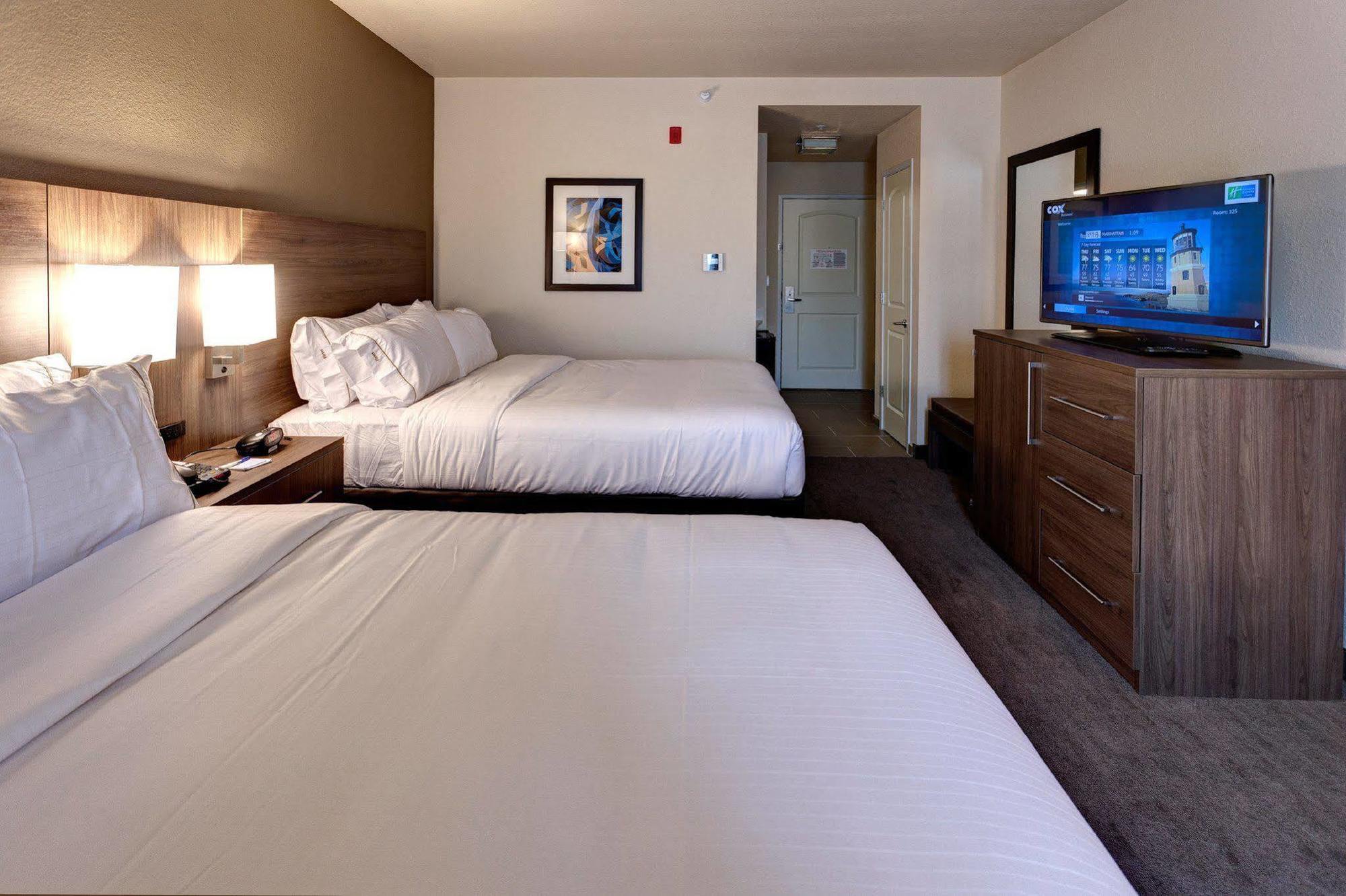 Holiday Inn Express & Suites Great Bend By Ihg Dış mekan fotoğraf