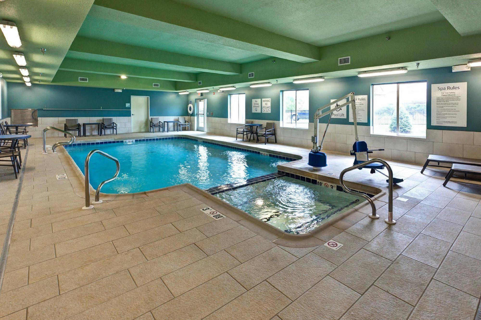 Holiday Inn Express & Suites Great Bend By Ihg Dış mekan fotoğraf